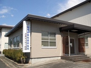 事務所付き貸倉庫の入口外観